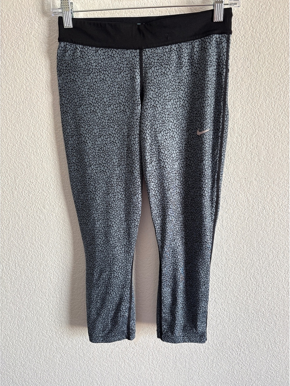 Nike Dri-FIT Women's Small Cropped Leggings with Abstract Pattern